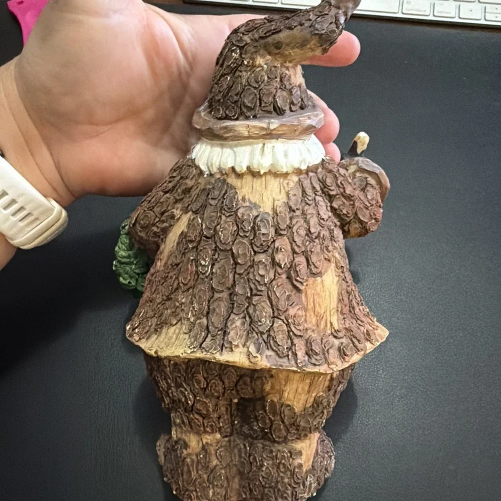 Woodland Bark Texture Santa Claus Figurine With Bell And Wreath